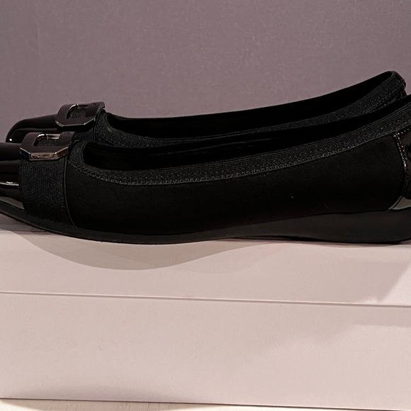 Anne Klein Black Flats with Rounded Toe and Glossy Finish - Picture 4 of 9